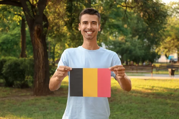 在室外悬挂比利时国旗的年轻人 — 图库照片