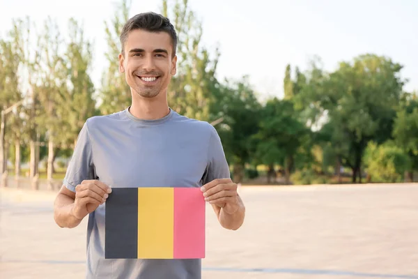 Ung Man Med Belgiens Flagga Utomhus — Stockfoto