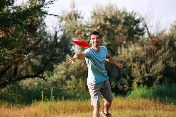 Joven Lanzando Frisbee Parque —  Fotos de Stock