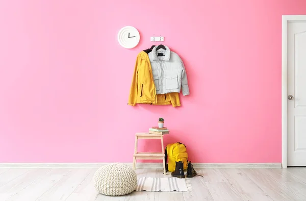Belső Tér Elegáns Kabátok Rózsaszín Fal — Stock Fotó