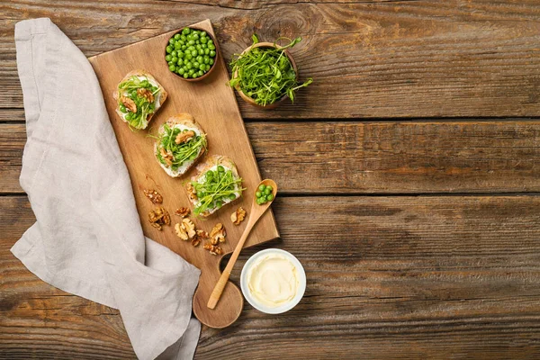 Bord Met Lekkere Vegetarische Bruschettas Saus Houten Ondergrond — Stockfoto