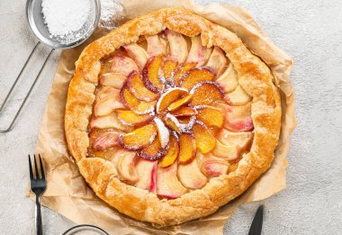 Açık arkaplanda lezzetli şeftali galeti olan parşömen.