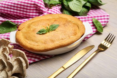 Gri ahşap arka planda lezzetli mantarlı turta pişirme