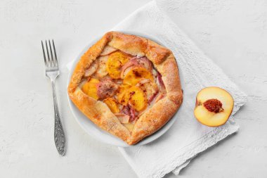 Açık arkaplanda lezzetli şeftali galeti tabağı