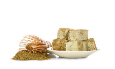 Lezzetli hojicha marşmelovlu tabak, beyaz arka planda pudra ve chasen.