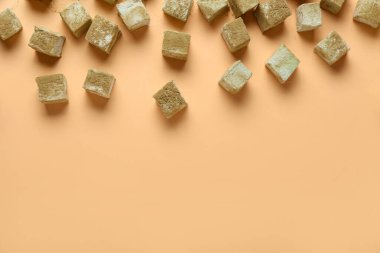 Renkli arkaplanda lezzetli hojicha şekerlemeleri