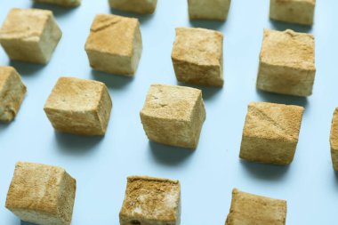 Mavi arka planda leziz hojicha şekerlemeleri, yakın plan.