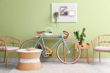 Modern bisikletle rahat bir oturma odası.