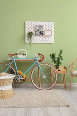 Modern bisikletle rahat bir oturma odası.