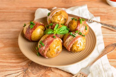 Ahşap arka planda pastırmalı lezzetli fırında patates tabağı.