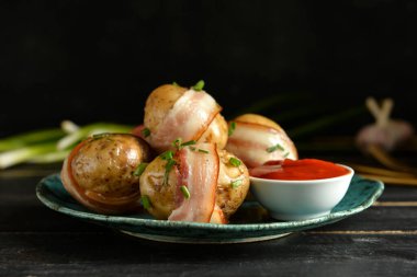 Pastırmalı ve domates soslu lezzetli fırında patates.