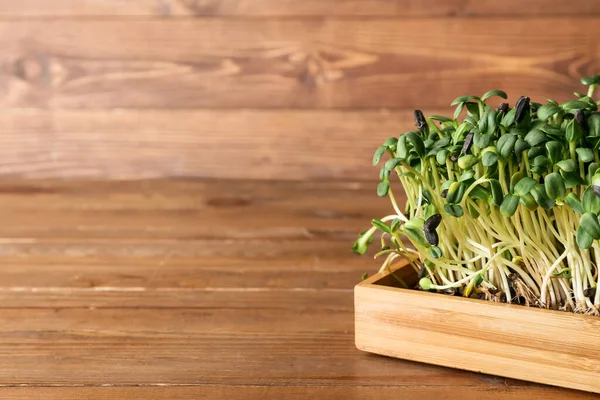 Scatola Con Piantine Verdi Fondo Legno Primo Piano — Foto Stock