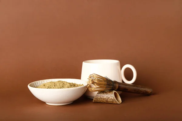 Tigela Com Hojicha Xícara Chá Chasen Fundo Marrom — Fotografia de Stock