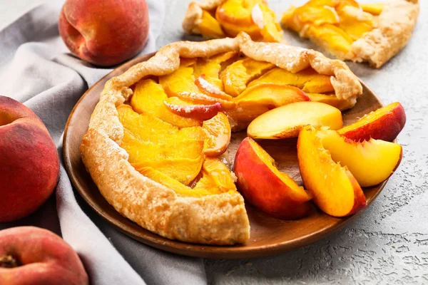 Teller Mit Schmackhafter Pfirsich Galette Auf Hellem Hintergrund Nahaufnahme — Stockfoto