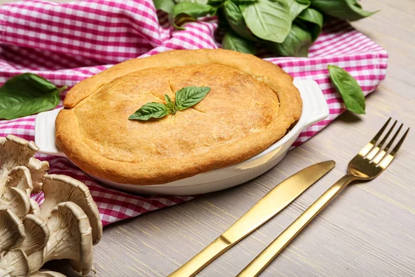 Prato Assar Com Torta Panela Cogumelos Saborosa Fundo Madeira Cinza — Fotografia de Stock