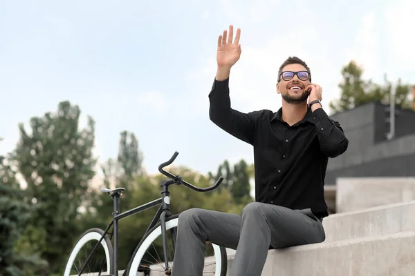 Businessman Bicycle Talking Mobile Phone City Street — Stock Photo, Image