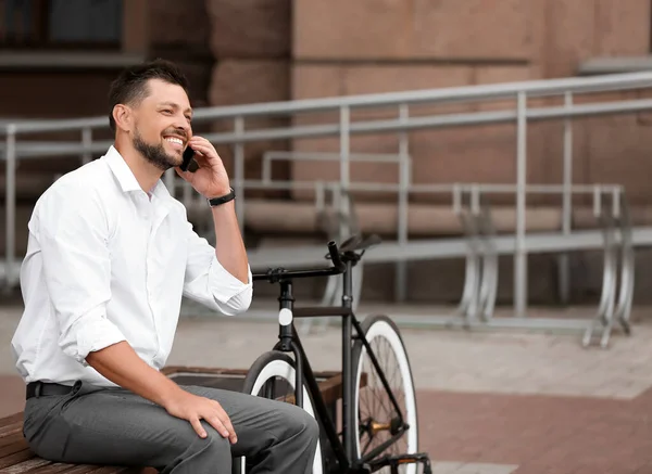 Biznesmen Rowerem Rozmawiający Przez Telefon Komórkowy Ulicy Miasta — Zdjęcie stockowe