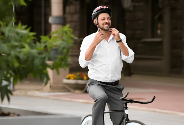 Man Bicycle Helmet City Street — Stock Photo, Image