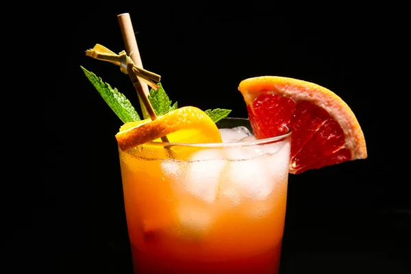 Glas Smakelijke Tequila Sunrise Cocktail Donkere Achtergrond Close — Stockfoto