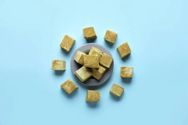 Plate Tasty Hojicha Marshmallows Blue Background — Stock Photo, Image