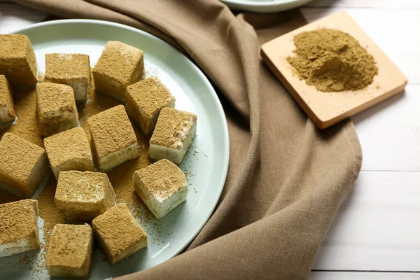 Plate Tasty Hojicha Marshmallows Light Wooden Background Closeup — Stock Photo, Image