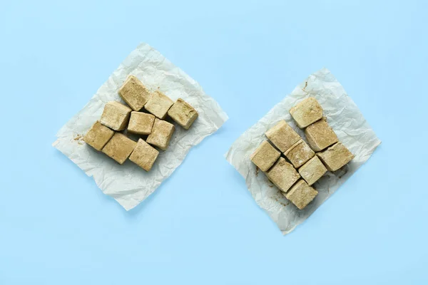 Perkamenten Met Lekkere Hojicha Marshmallows Kleur Achtergrond — Stockfoto