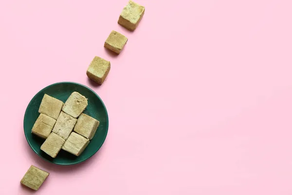 Plate Tasty Hojicha Marshmallows Pink Background — Stock Photo, Image