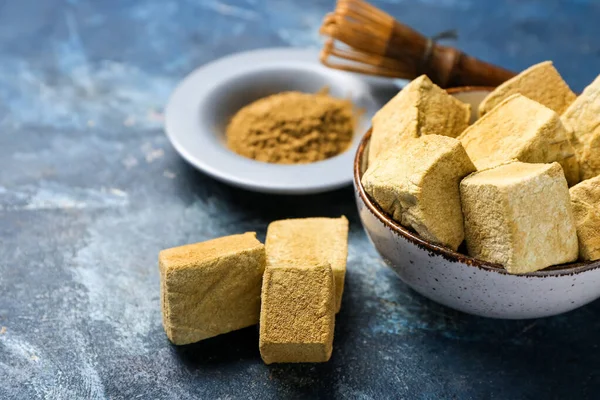 Bowl Tasty Hojicha Marshmallows Powder Color Background Closeup — Stock Photo, Image