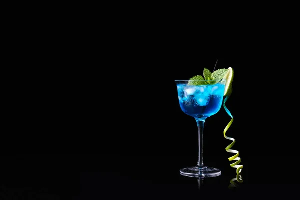 Bicchiere Blue Lagoon Cocktail Sfondo Scuro — Foto Stock