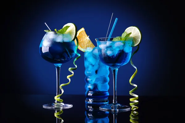 Gläser Blue Lagoon Cocktail Auf Dunklem Hintergrund — Stockfoto