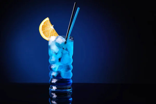 Bicchiere Blue Lagoon Cocktail Sfondo Colore Scuro — Foto Stock