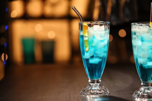 Glasses Blue Lagoon Cocktail Table Bar — Stock Photo, Image