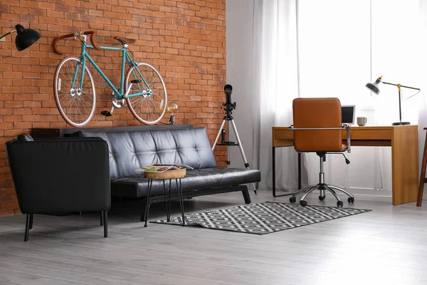 Komfortable Wohnzimmereinrichtung Mit Modernem Fahrrad — Stockfoto