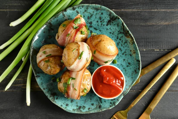 Prato Batatas Assadas Saborosas Com Bacon Cebola Verde Molho Tomate — Fotografia de Stock