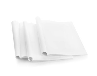 Beyaz arkaplanda boş dergiler