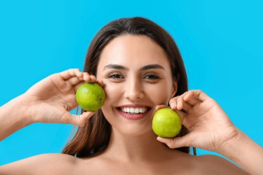 Renkli limonu olan güzel bir genç kadın.