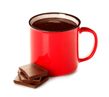 Beyaz arka planda bir fincan lezzetli sıcak çikolata.