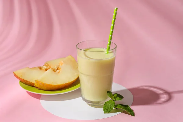 Glas Leckerer Melonen Milchshake Auf Farbigem Hintergrund — Stockfoto