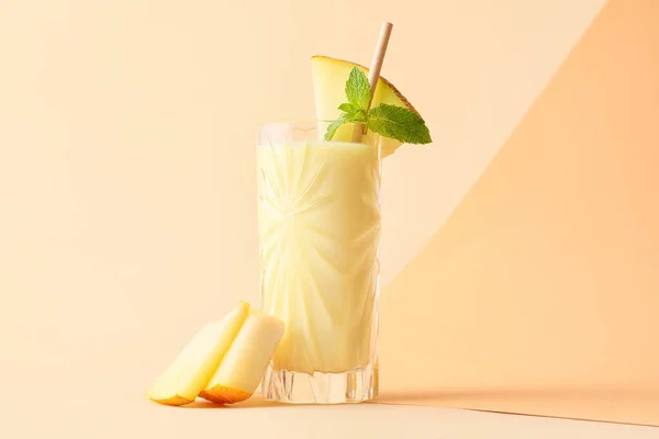 Glas Välsmakande Melon Milkshake Färg Bakgrund — Stockfoto