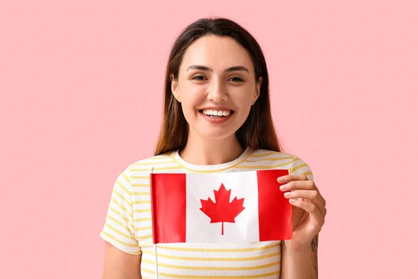 Hermosa Joven Con Bandera Canadá Sobre Fondo Color — Foto de Stock