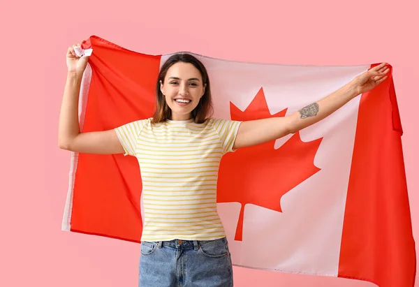 Hermosa Joven Con Bandera Canadá Sobre Fondo Color — Foto de Stock