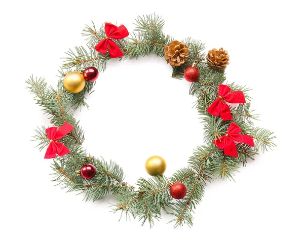 Rahmen Aus Wunderschönem Weihnachtsdekor Und Tannenzweigen Auf Weißem Hintergrund — Stockfoto
