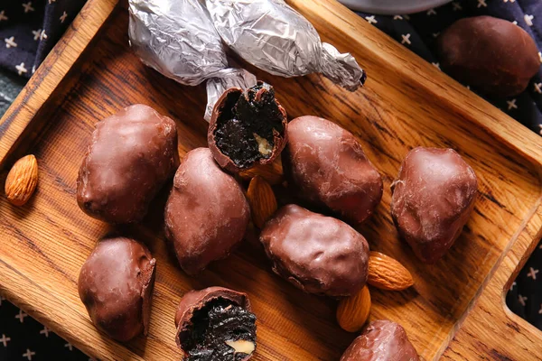 Tablero Madera Con Deliciosos Caramelos Chocolate Ciruelas Pasas Primer Plano —  Fotos de Stock