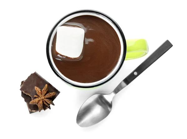 Beyaz Arka Planda Lokum Olan Bir Fincan Lezzetli Sıcak Çikolata — Stok fotoğraf