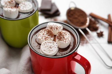 Beyaz arka planda bir fincan lezzetli sıcak çikolata, yakın plan.