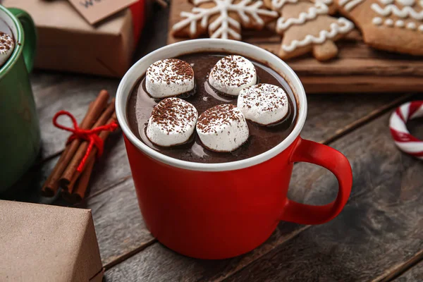 Tasse Leckere Heiße Schokolade Mit Marshmallow Auf Holzgrund — Stockfoto