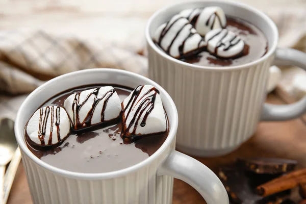 Чашки Смачного Гарячого Шоколаду Зефіром Столі Крупним Планом — стокове фото