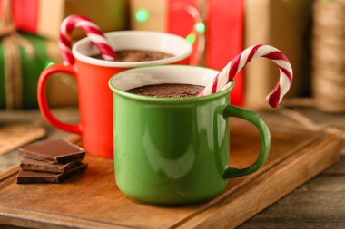 Masada lezzetli sıcak çikolata fincanları