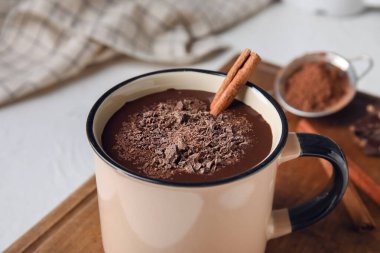 Beyaz arka planda bir fincan lezzetli sıcak çikolata.