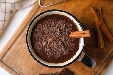Masada bir fincan lezzetli sıcak çikolata.